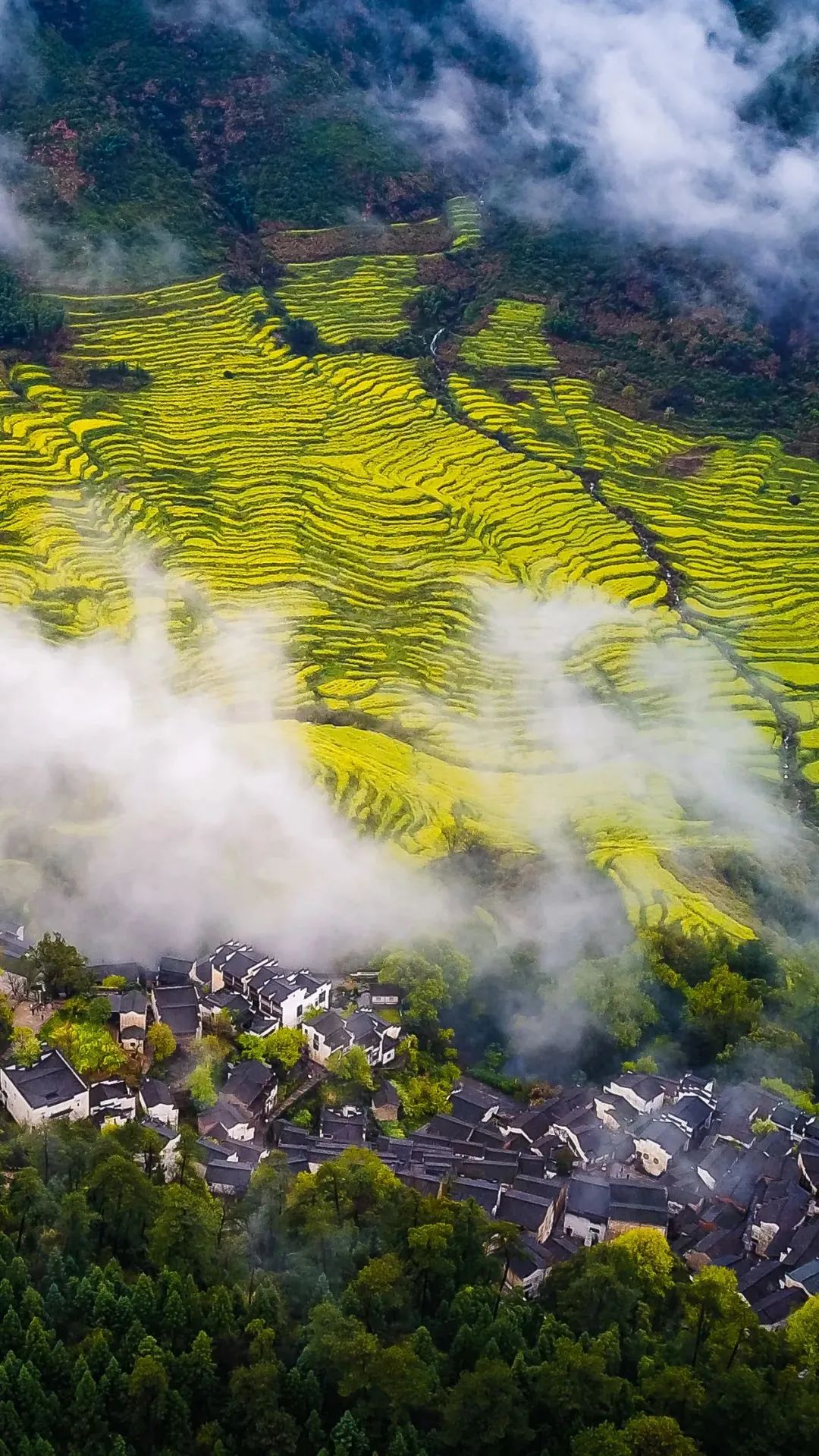 江西山水间，古朴戏韵映碧湖
