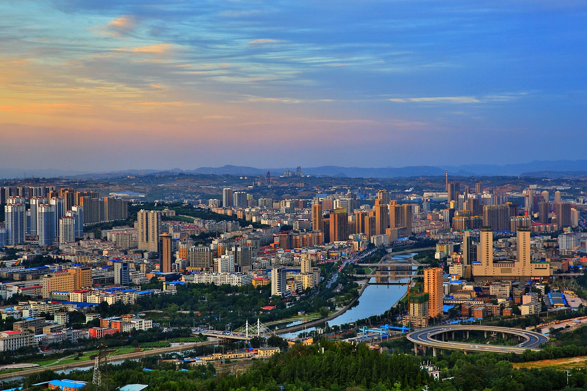 阳光洒满阳泉,小明的温馨小镇生活